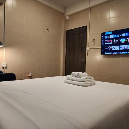 Lo-Ha Guest House, Contactless Check-In Bangkok Bagian luar foto