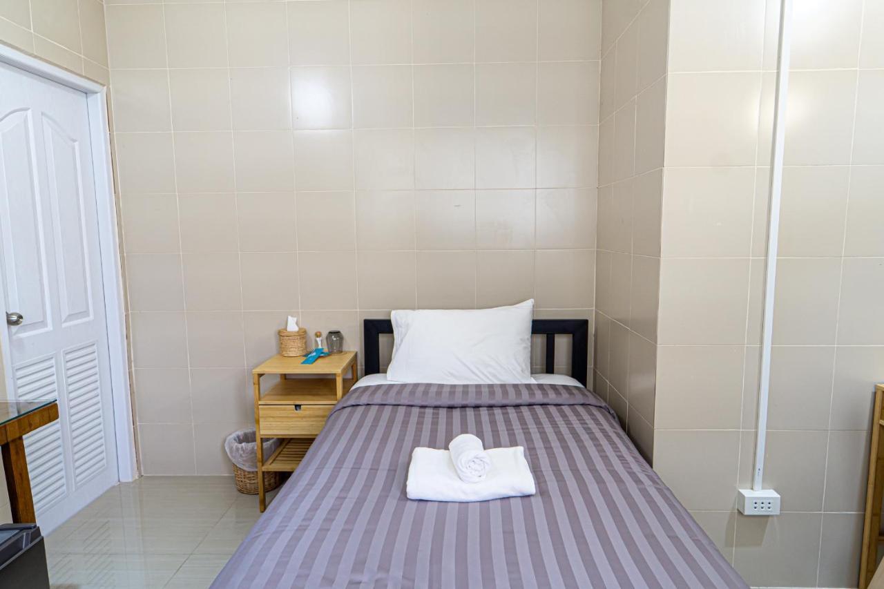 Lo-Ha Guest House, Contactless Check-In Bangkok Bagian luar foto