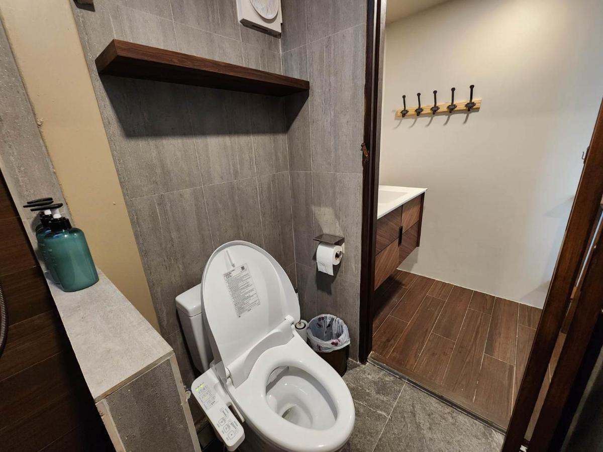 Lo-Ha Guest House, Contactless Check-In Bangkok Bagian luar foto