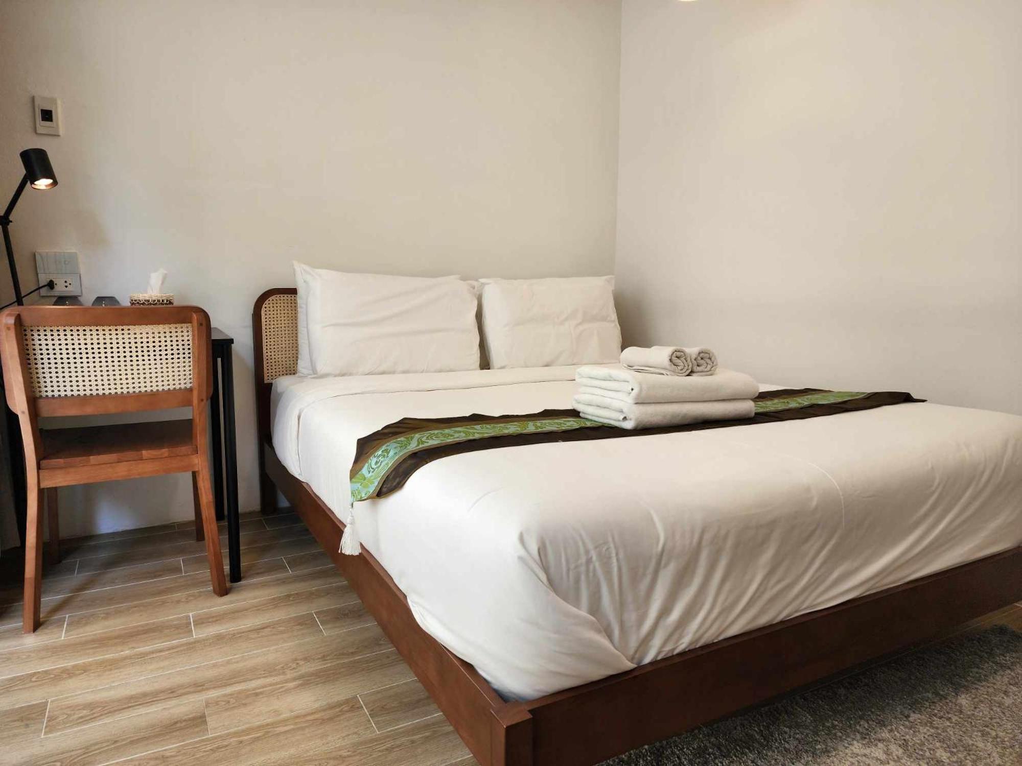 Lo-Ha Guest House, Contactless Check-In Bangkok Bagian luar foto