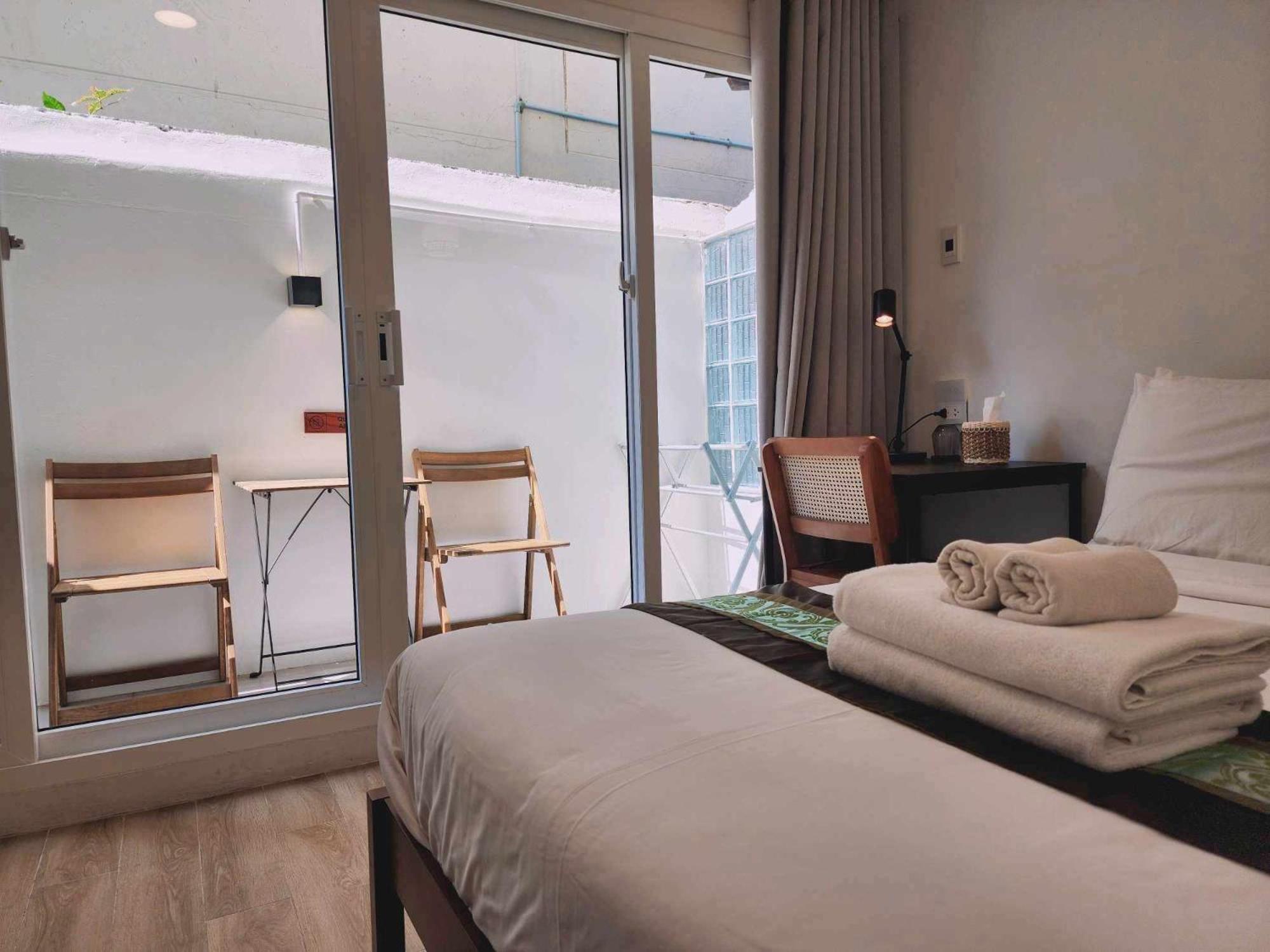 Lo-Ha Guest House, Contactless Check-In Bangkok Bagian luar foto