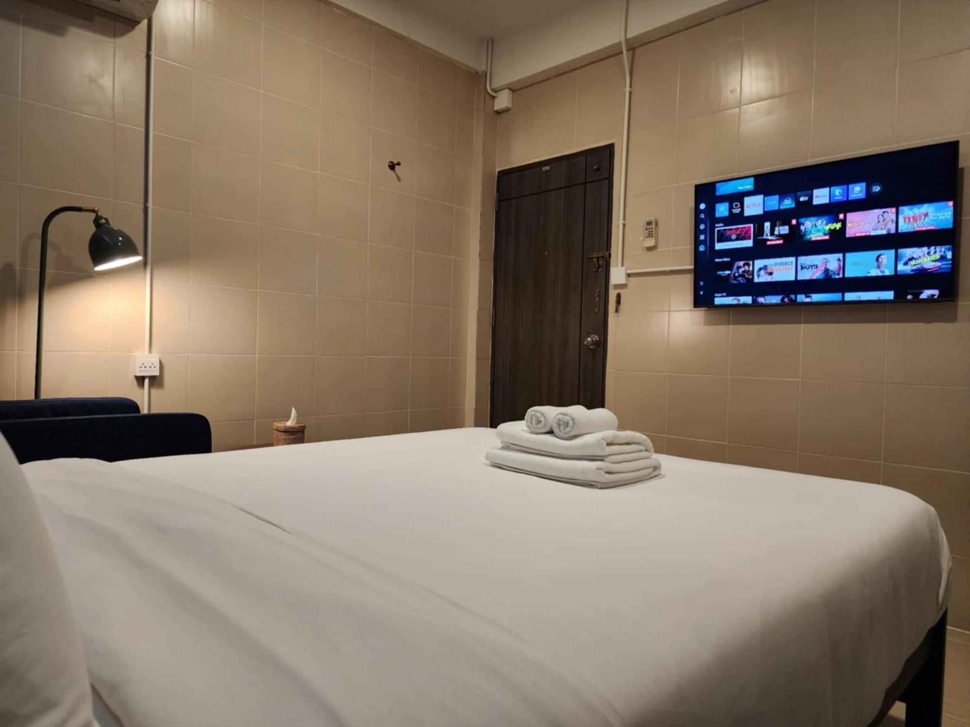 Lo-Ha Guest House, Contactless Check-In Bangkok Bagian luar foto