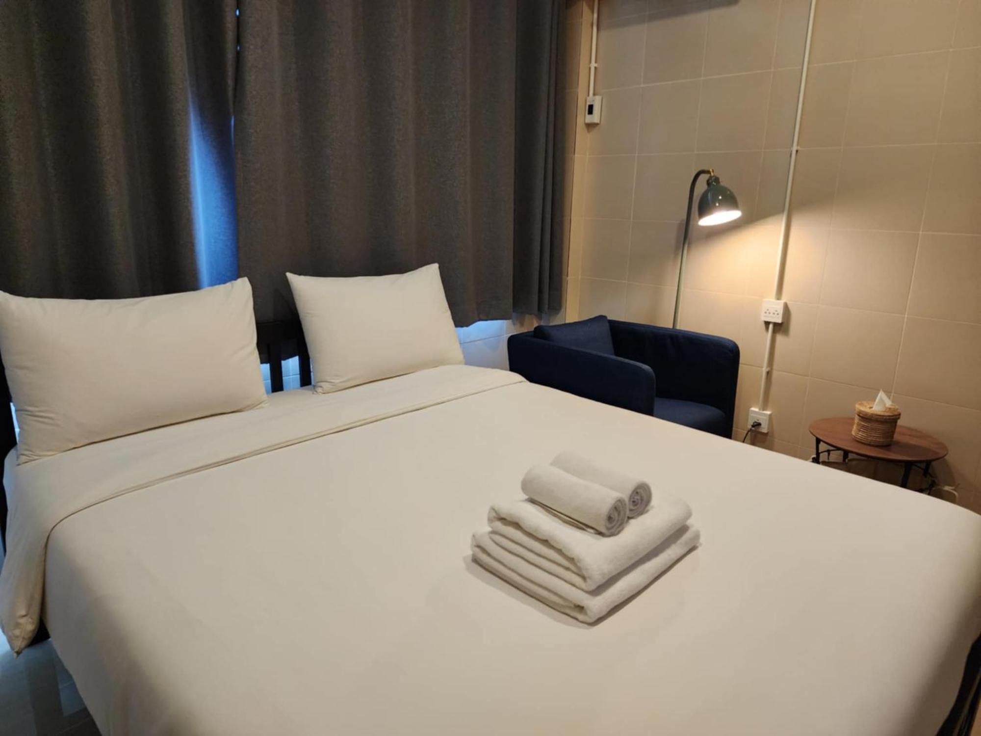 Lo-Ha Guest House, Contactless Check-In Bangkok Bagian luar foto
